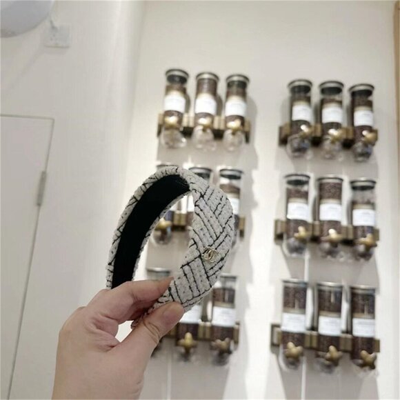 ?Chanel 23rd new black and white color matching headband?